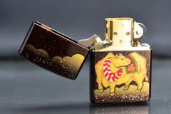 Zippo Sơn Mài In Chủ Đề Trâu Vàng ZN368