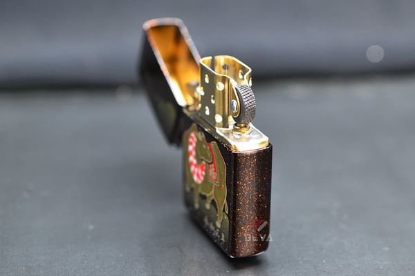 Zippo Sơn Mài In Chủ Đề Trâu Vàng ZN368