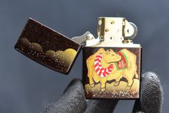 Zippo Sơn Mài In Chủ Đề Trâu Vàng ZN368