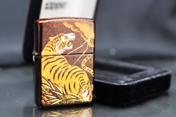Zippo Sơn Mài In Chủ Đề Hổ Gầm ZN366