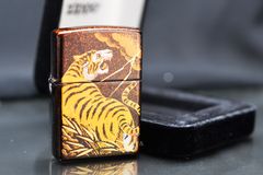 Zippo Sơn Mài In Chủ Đề Hổ Gầm ZN366