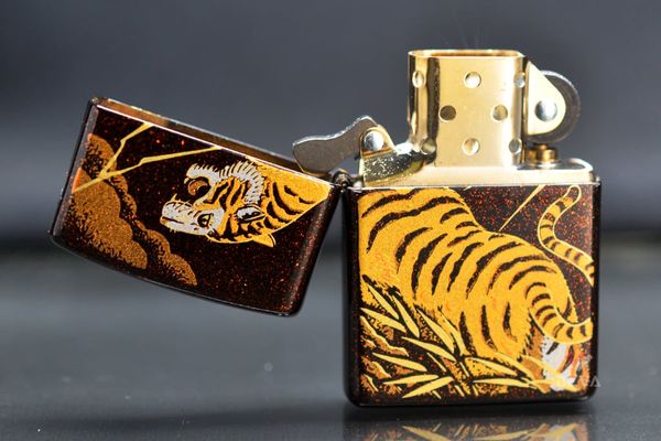 Zippo Sơn Mài In Chủ Đề Hổ Gầm ZN366