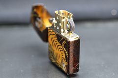 Zippo Sơn Mài In Chủ Đề Hổ Gầm ZN366