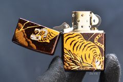 Zippo Sơn Mài In Chủ Đề Hổ Gầm ZN366
