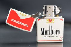 Zippo xuất Nhật Sơn Trắng In Chủ Đề Marlboro ZN355
