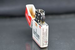 Zippo xuất Nhật Sơn Trắng In Chủ Đề Marlboro ZN355