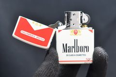 Zippo xuất Nhật Sơn Trắng In Chủ Đề Marlboro ZN355