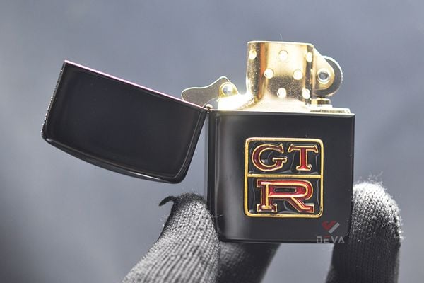 Zippo Tái Bản 1941 Đen Bóng Ốp Emblem Nissan GTR ZN352