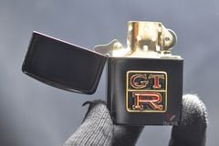 Zippo Tái Bản 1941 Đen Bóng Ốp Emblem Nissan GTR ZN352