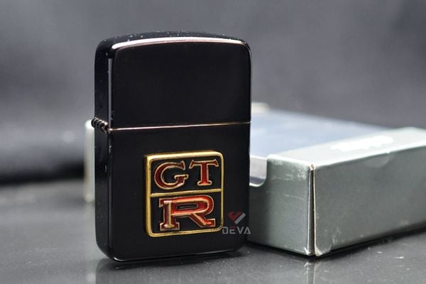 Zippo Tái Bản 1941 Đen Bóng Ốp Emblem Nissan GTR ZN352