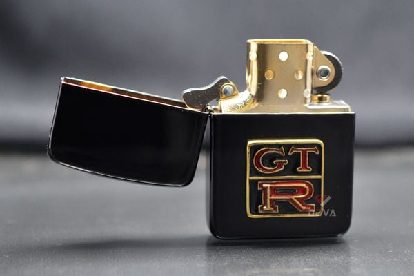 Zippo Tái Bản 1941 Đen Bóng Ốp Emblem Nissan GTR ZN352