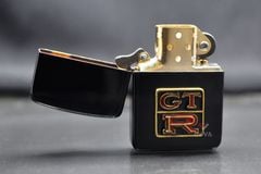 Zippo Tái Bản 1941 Đen Bóng Ốp Emblem Nissan GTR ZN352