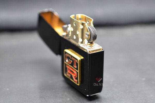 Zippo Tái Bản 1941 Đen Bóng Ốp Emblem Nissan GTR ZN352