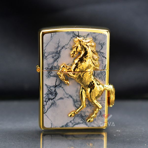 Zippo Ốp Cẩm Thạch Đen Ngựa Nổi Mạ Vàng ZN115