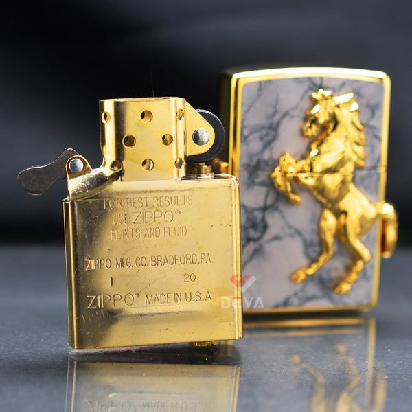 Zippo Ốp Cẩm Thạch Đen Ngựa Nổi Mạ Vàng ZN115