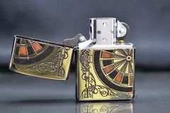 Bật lửa zippo hình bàn quay Roulette ốp gỗ Z25