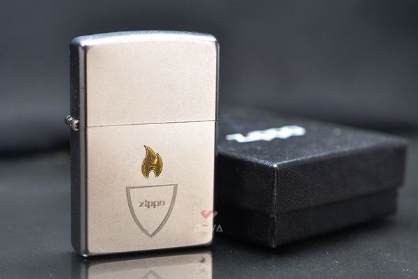 Bật lửa Zippo khắc khiên và hình ngọn lửa ZK71