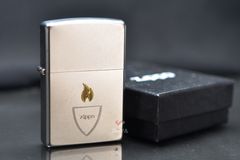 Bật lửa Zippo khắc khiên và hình ngọn lửa ZK71