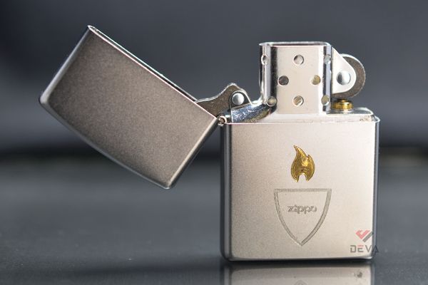 Bật lửa Zippo khắc khiên và hình ngọn lửa ZK71