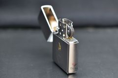 Bật lửa Zippo khắc khiên và hình ngọn lửa ZK71