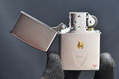 Bật lửa Zippo khắc khiên và hình ngọn lửa ZK71