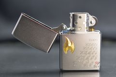 Zippo Satin Khắc Logo Zippo Ngọn Lửa Mạ Vàng ZK70