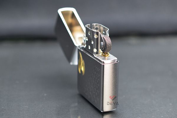Zippo Satin Khắc Logo Zippo Ngọn Lửa Mạ Vàng ZK70