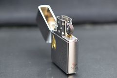 Zippo Satin Khắc Logo Zippo Ngọn Lửa Mạ Vàng ZK70