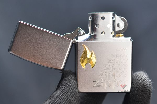 Zippo Satin Khắc Logo Zippo Ngọn Lửa Mạ Vàng ZK70