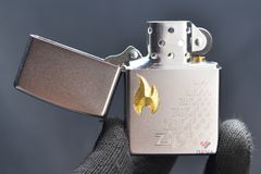 Zippo Satin Khắc Logo Zippo Ngọn Lửa Mạ Vàng ZK70