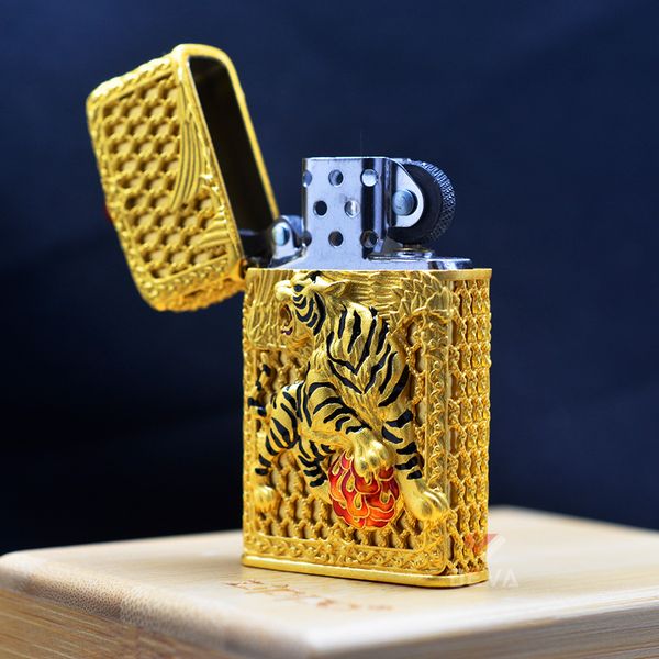 Zippo Slim Bọc Lưới Vàng Ốp Hình Mãnh Hổ Tung Cánh ZN171