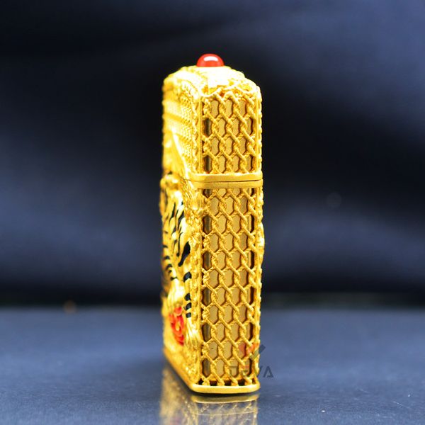 Zippo Slim Bọc Lưới Vàng Ốp Hình Mãnh Hổ Tung Cánh ZN171