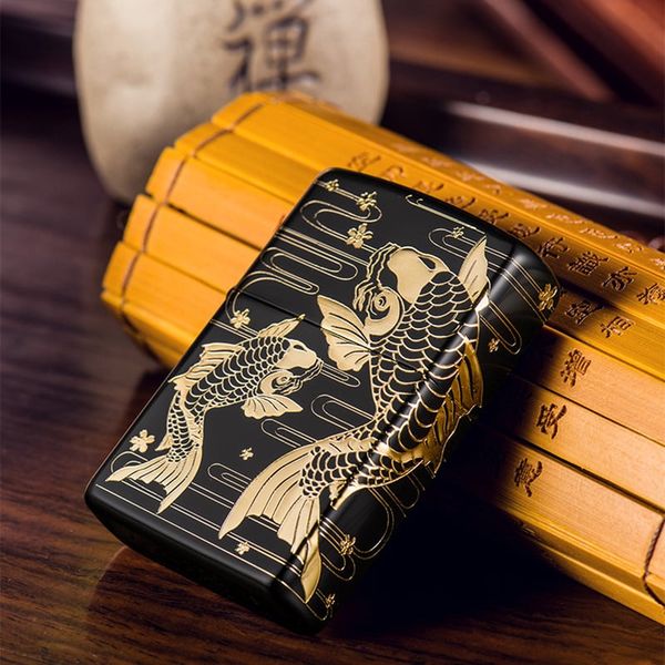 Zippo sơn đen hình cá chép vàng ZN174