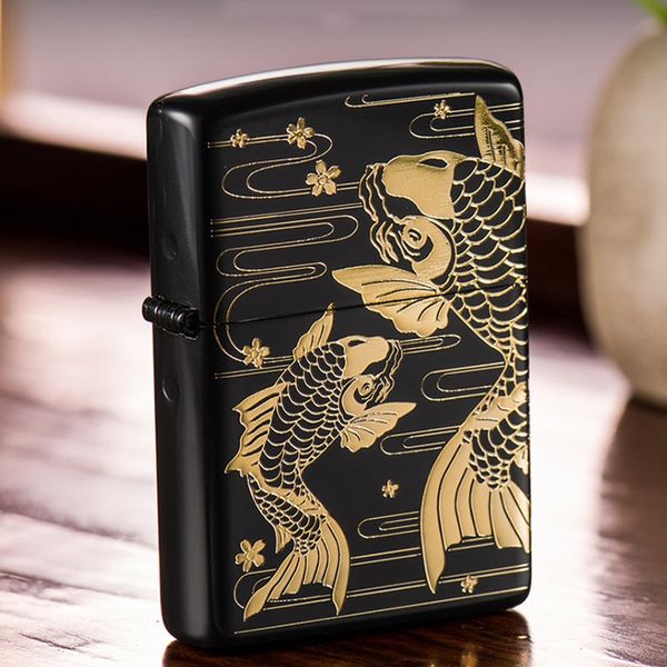 Zippo sơn đen hình cá chép vàng ZN174