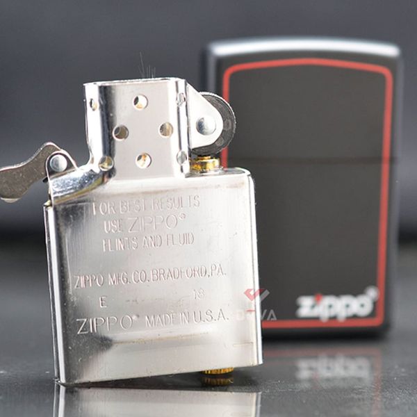 Zippo sơn đen kẻ đỏ ZT55