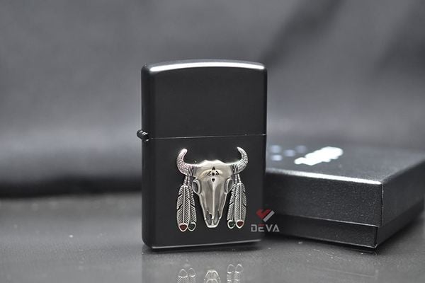 Zippo sơn đen ốp Emblem đầu trâu thổ dân ZN306