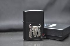 Zippo sơn đen ốp Emblem đầu trâu thổ dân ZN306