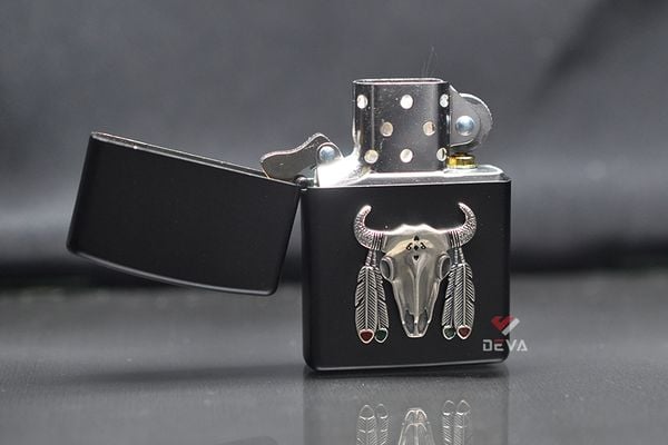Zippo sơn đen ốp Emblem đầu trâu thổ dân ZN306