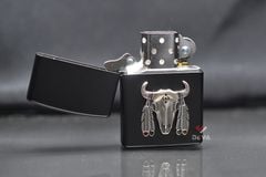 Zippo sơn đen ốp Emblem đầu trâu thổ dân ZN306