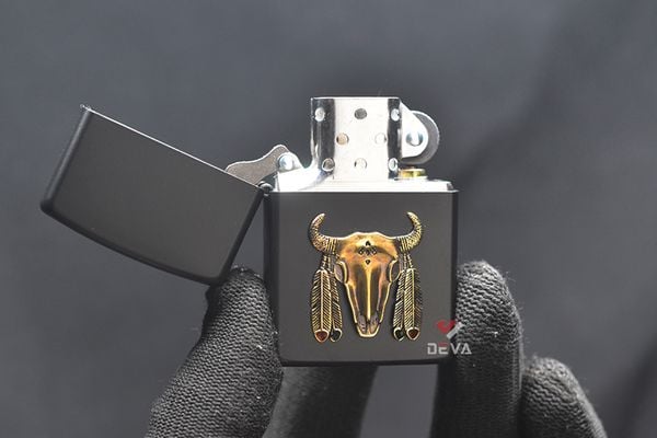 Zippo sơn đen ốp Emblem đầu trâu thổ dân ZN306