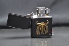 Zippo sơn đen ốp Emblem đầu trâu thổ dân ZN306