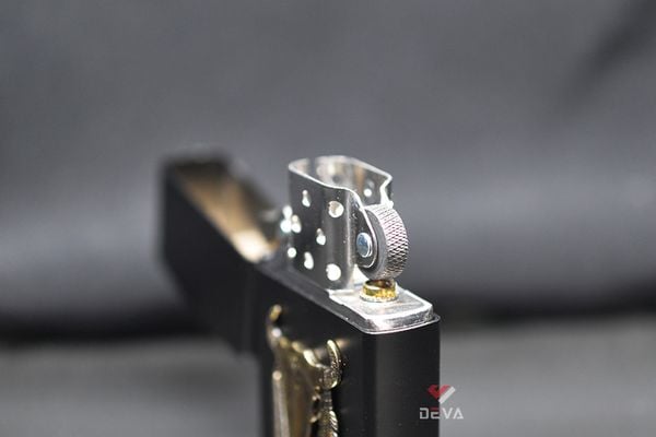 Zippo sơn đen ốp Emblem đầu trâu thổ dân ZN306