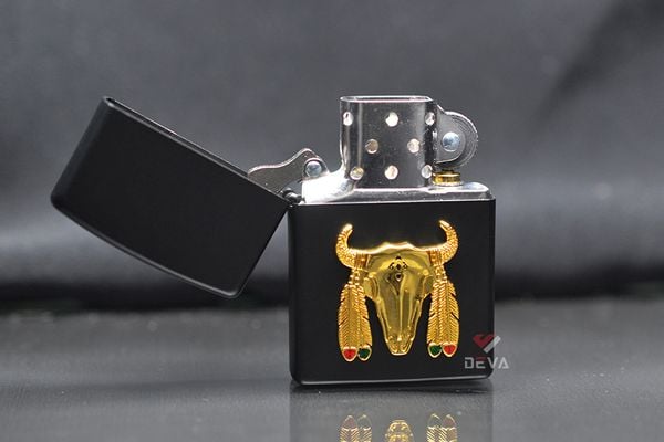 Zippo sơn đen ốp Emblem đầu trâu thổ dân ZN306