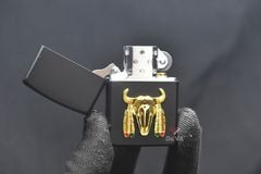Zippo sơn đen ốp Emblem đầu trâu thổ dân ZN306