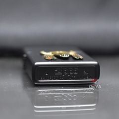 Zippo sơn đen ốp Emblem đầu trâu thổ dân ZN306