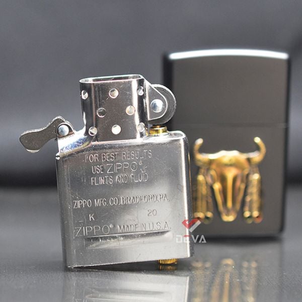 Zippo sơn đen ốp Emblem đầu trâu thổ dân ZN306