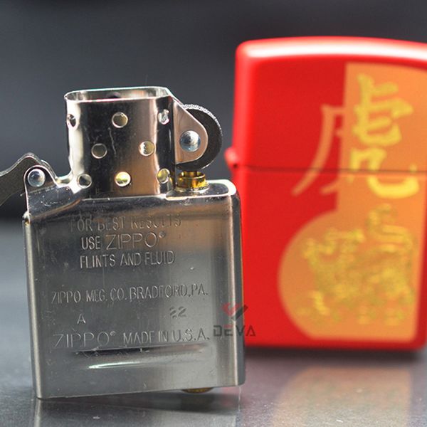 Zippo Sơn Đỏ Khắc Hình Hổ Nhâm Dần 2022 Z12
