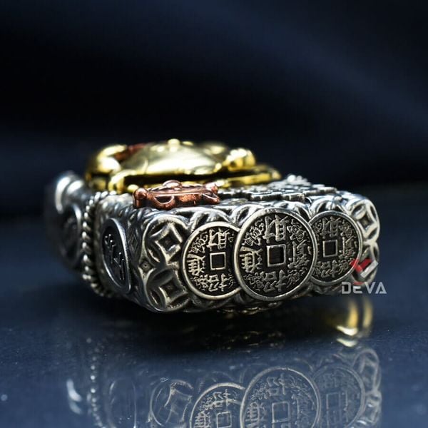 Zippo Vỏ Dày Ốp Hình Mèo Chiêu Tài và Cá Chép May Mắn ZN206