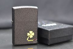 Zippo Sơn Mài Đen Sần Khắc Cỏ 4 Lá Mạ Vàng ZK69