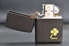 Zippo Sơn Mài Đen Sần Khắc Cỏ 4 Lá Mạ Vàng ZK69